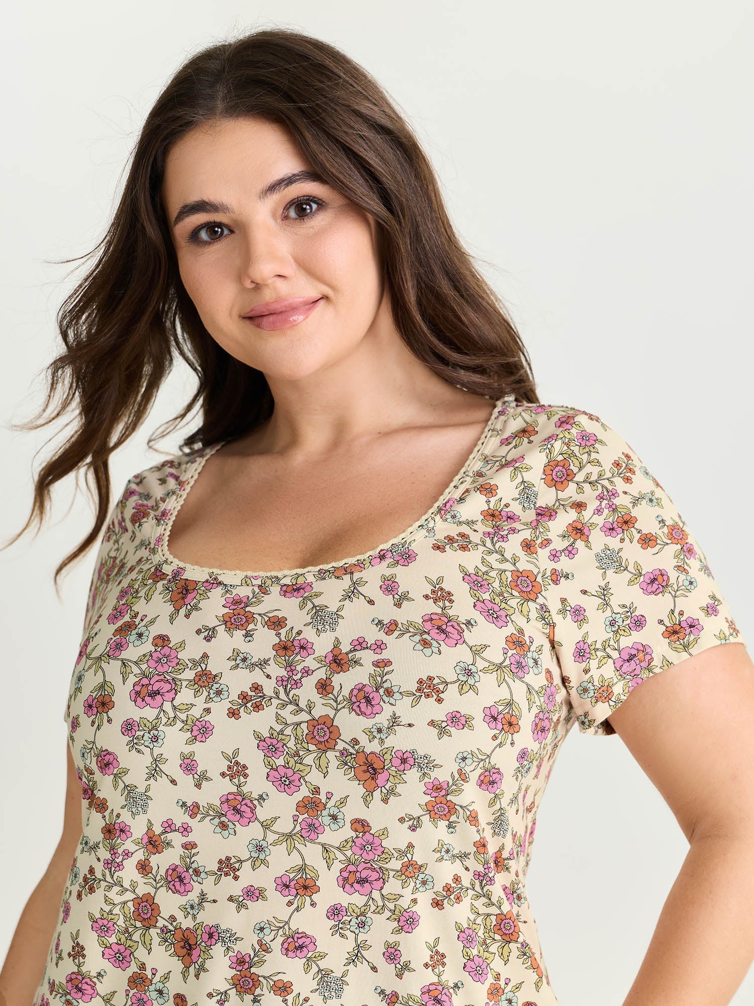 Floral Print Scoop Neckline Fitted T-Shirt