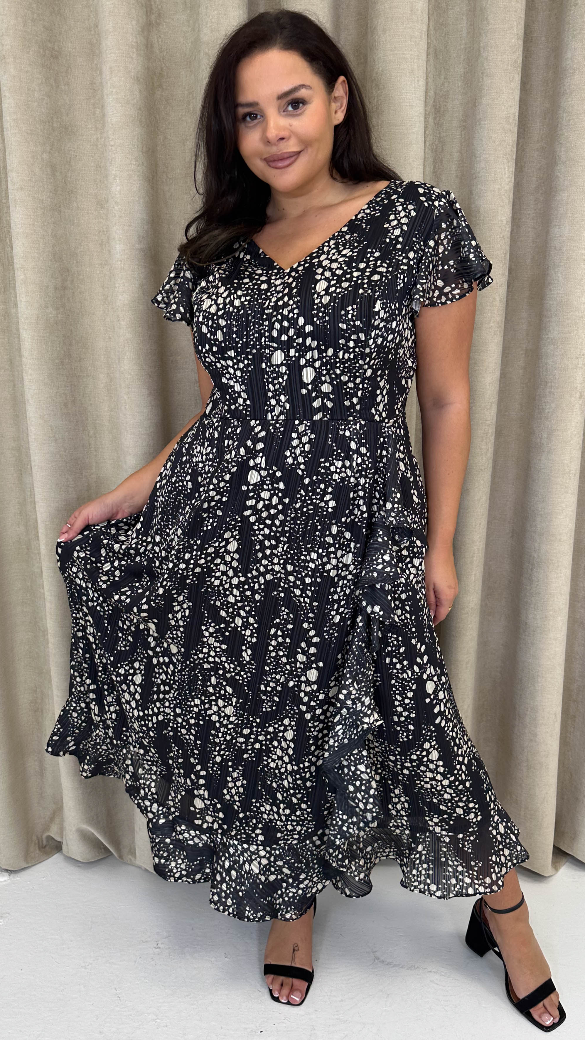CurveWow Printed Flutter Sleeve Midaxi Dress Black