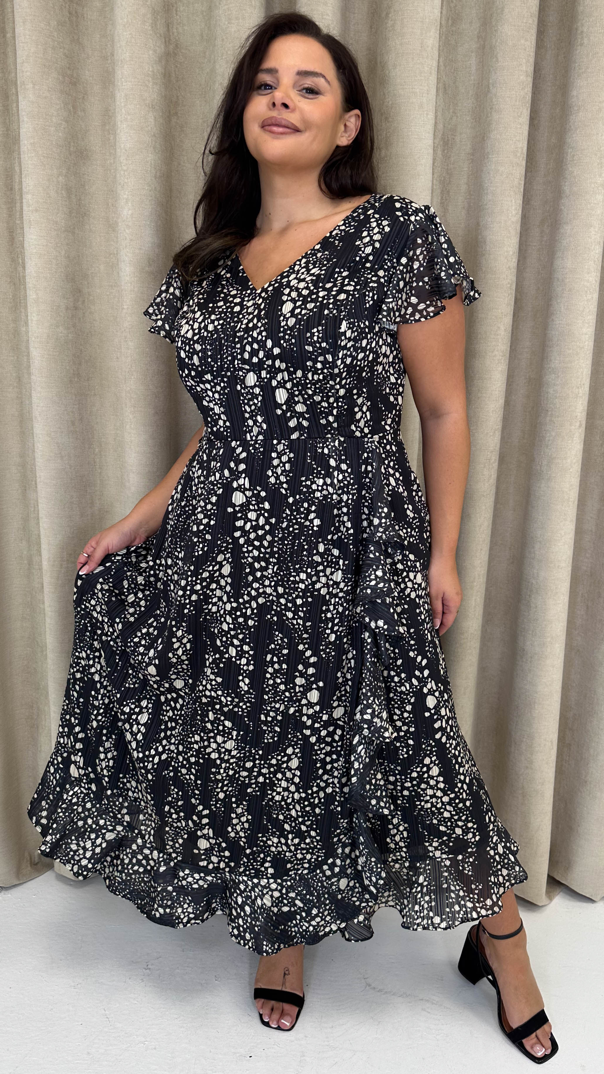 CurveWow Printed Flutter Sleeve Midaxi Dress Black