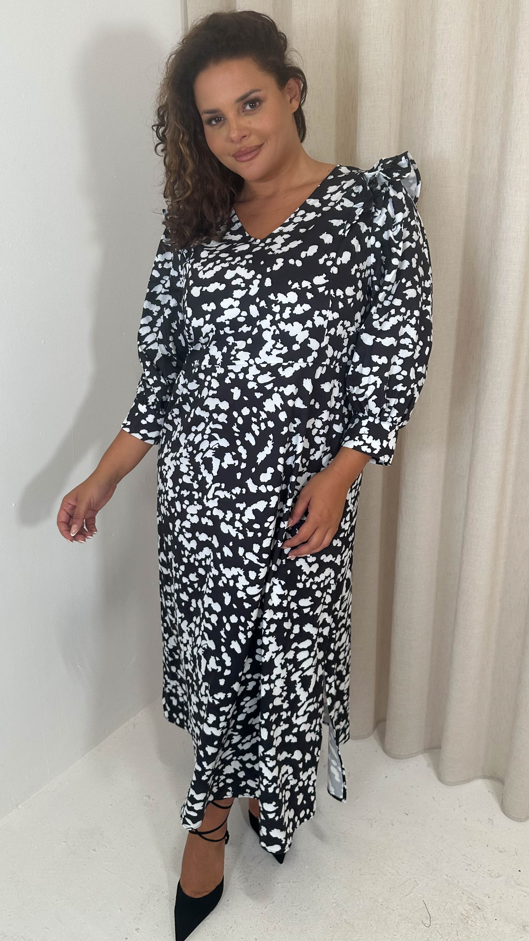 CurveWow Ruffle Shoulder V Neck Midi Dress Mono Smudge
