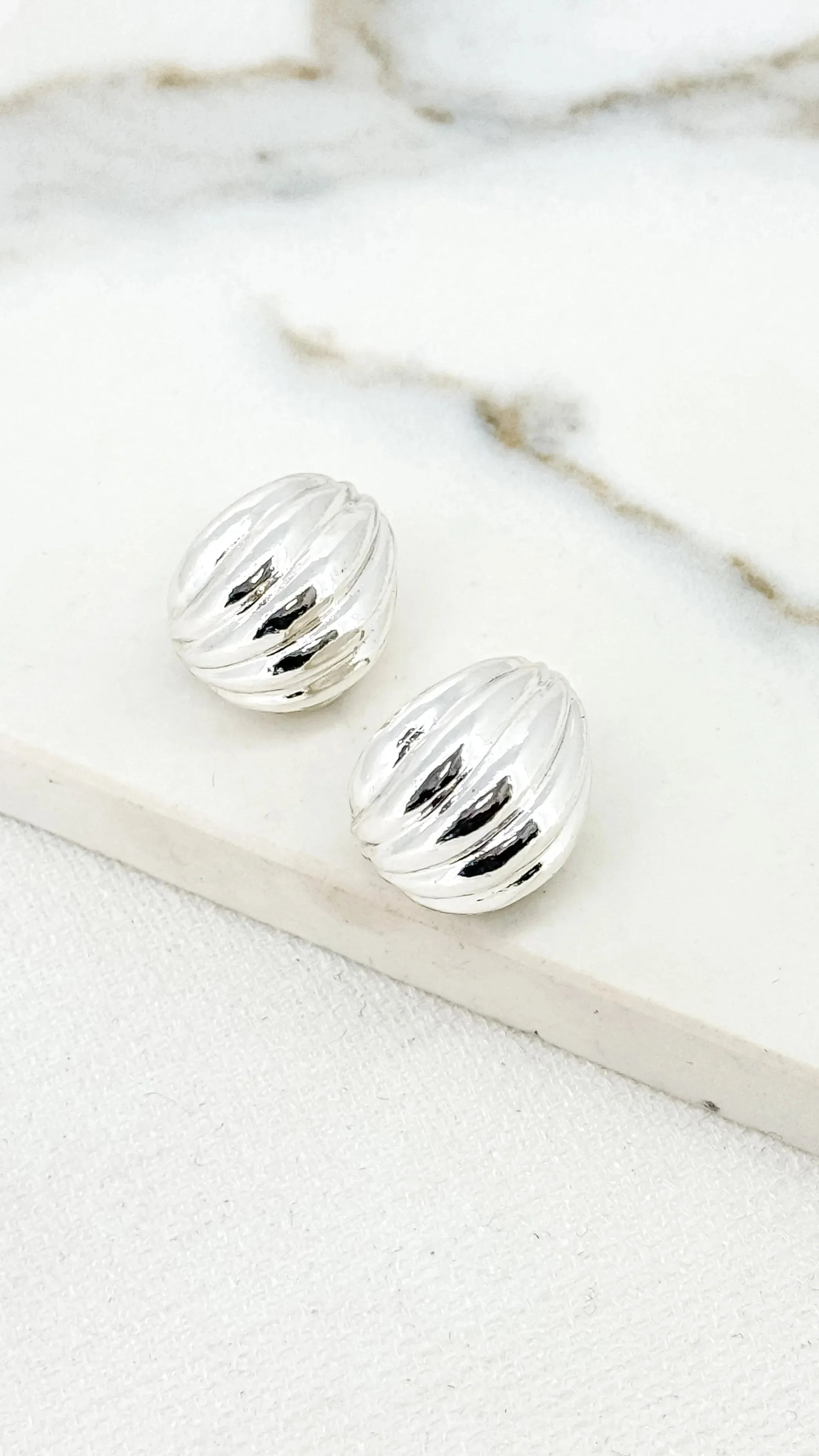 Ribbed Curved Droplet Earring (2 Colours)
